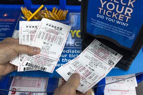 U.S. Powerball jackpot soars to record $1.9 billion .